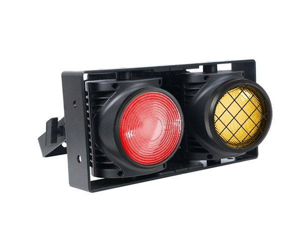  IP Blinder 300 2x150w LED盲灯带琥珀色1700K + WW 2500K进行舞台表演